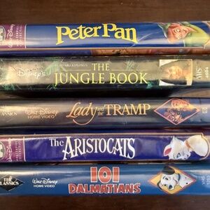 Like New Lot of 5 Disney Classic VHS Tapes in Original Clamshell Case
